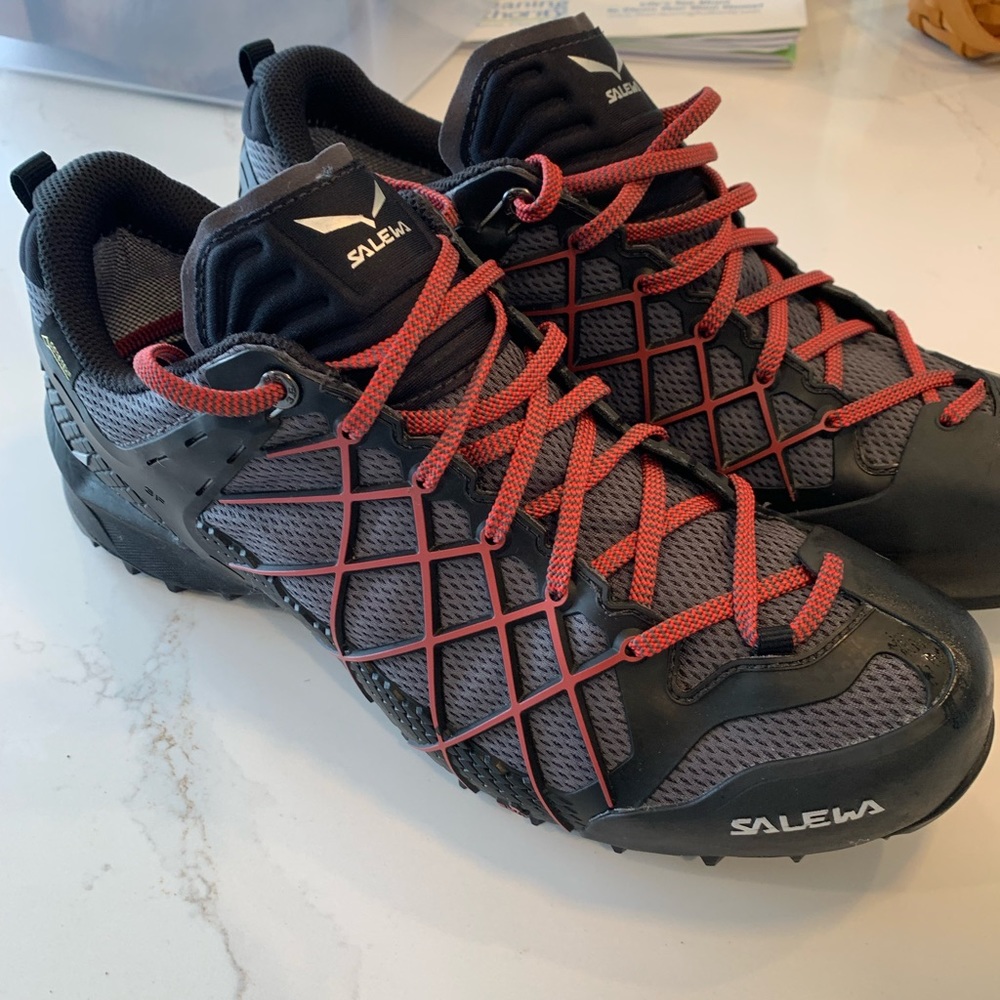 Mens never worn black size 9 hiking shoes .Salewa